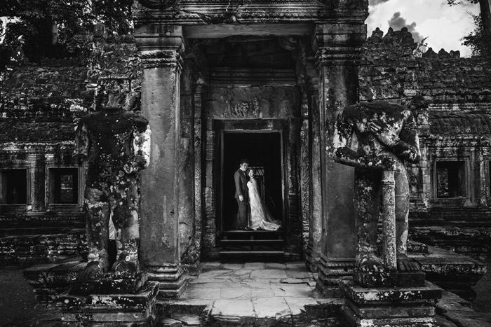 Destination bridal portraits at Siem Reap, Cambodia. Photography by Wainwright Weddings. www.theweddingnotebook.com