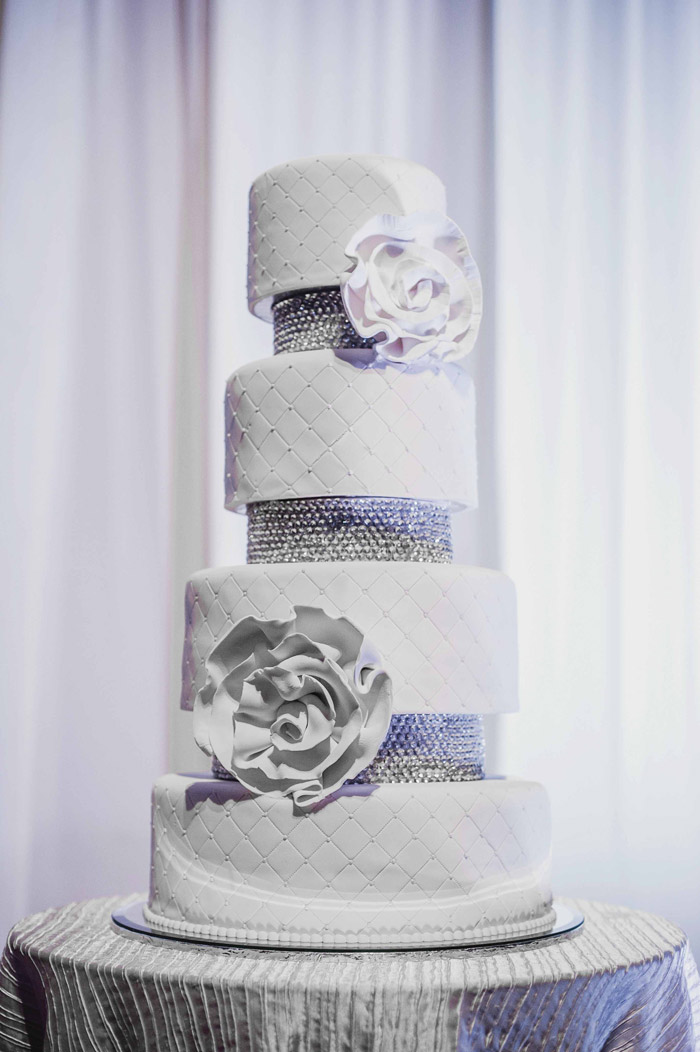 White and silver wedding cake. Photography by Creative Clicks. www.theweddingnotebook.com