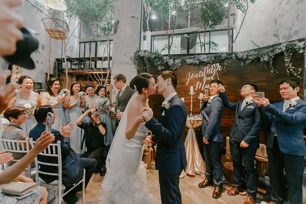 Photo by Louis Loo Photography. theweddingnotebook.com