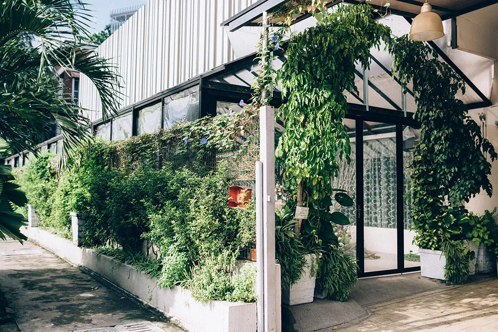 Photo by Trees On The Moon. theweddingnotebook.com