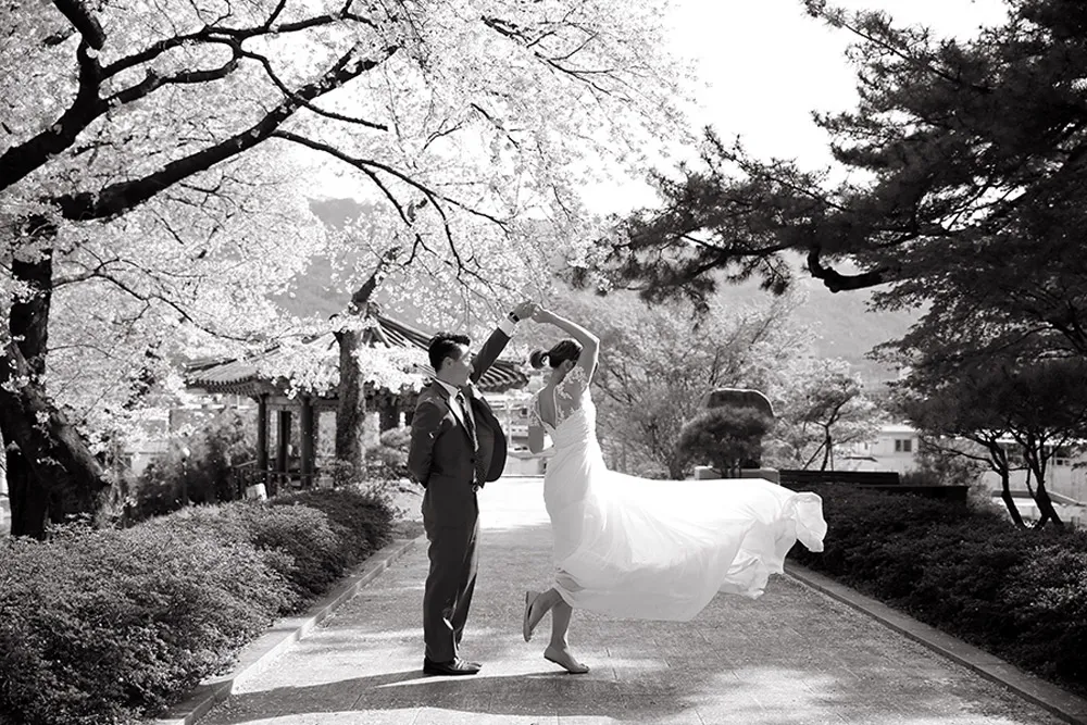 Photo DIY Bridal Portraits In Seoul. theweddingnotebook.com