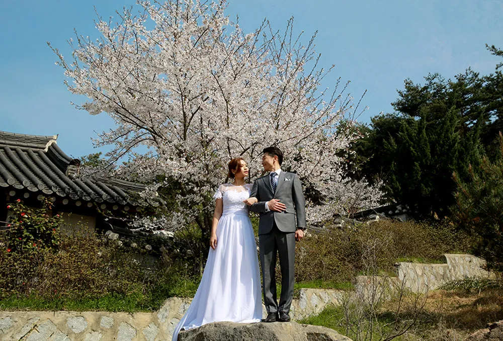 Photo DIY Bridal Portraits In Seoul. theweddingnotebook.com