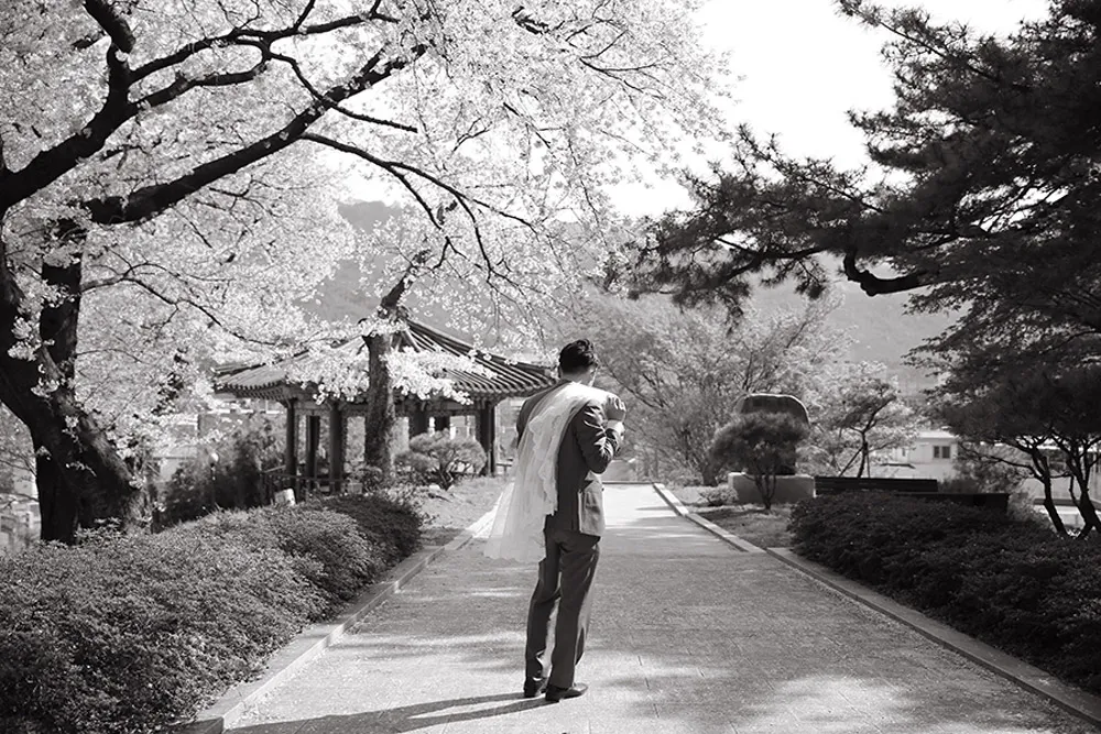 Photo DIY Bridal Portraits In Seoul. theweddingnotebook.com