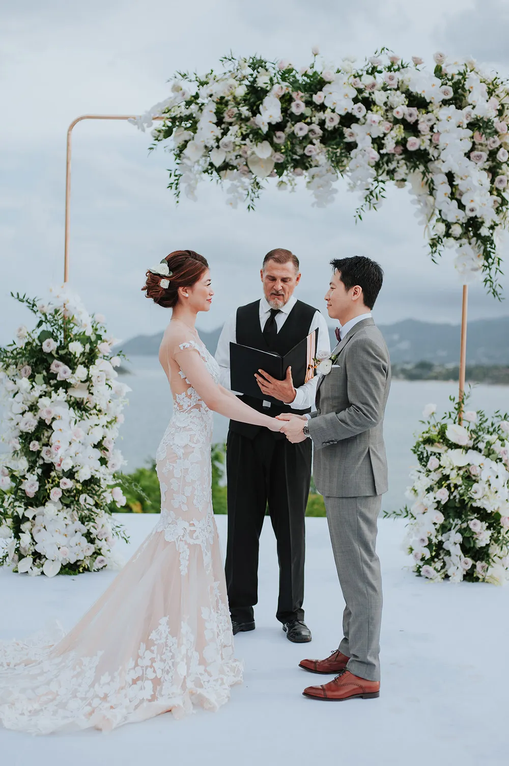 Photo by MunKeat Photography. theweddingnotebook.com