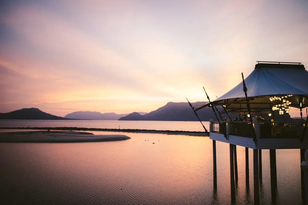 Photo by Dennis Yap Photography. theweddingnotebook.com