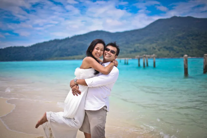 www.theweddingnotebook. Darren Jee Photography. Destination beach wedding at Koh Lipe