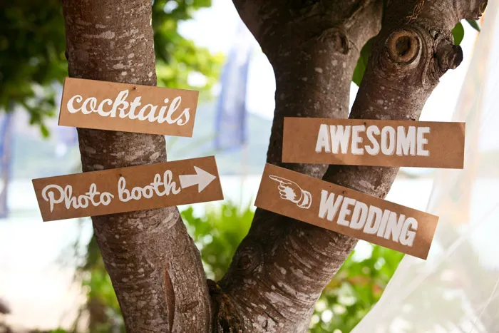www.theweddingnotebook. Darren Jee Photography. Wooden signs
