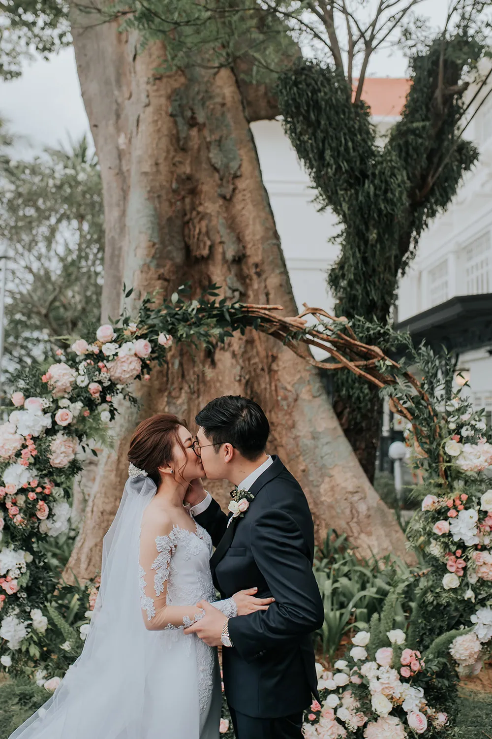 Photo by Daren Chong Photography. theweddingnotebook.com