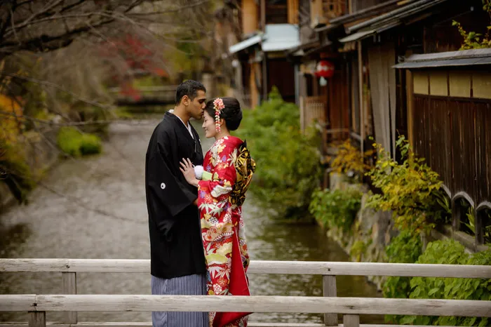 37 Frame Photography – Kyoto bridal portraits. theweddingnotebook.com
