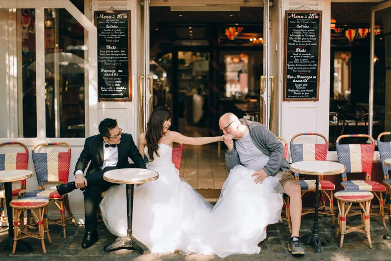 Destination bridal portraits in Paris. Photo by Adam Ong Photography. theweddingnotebook.com