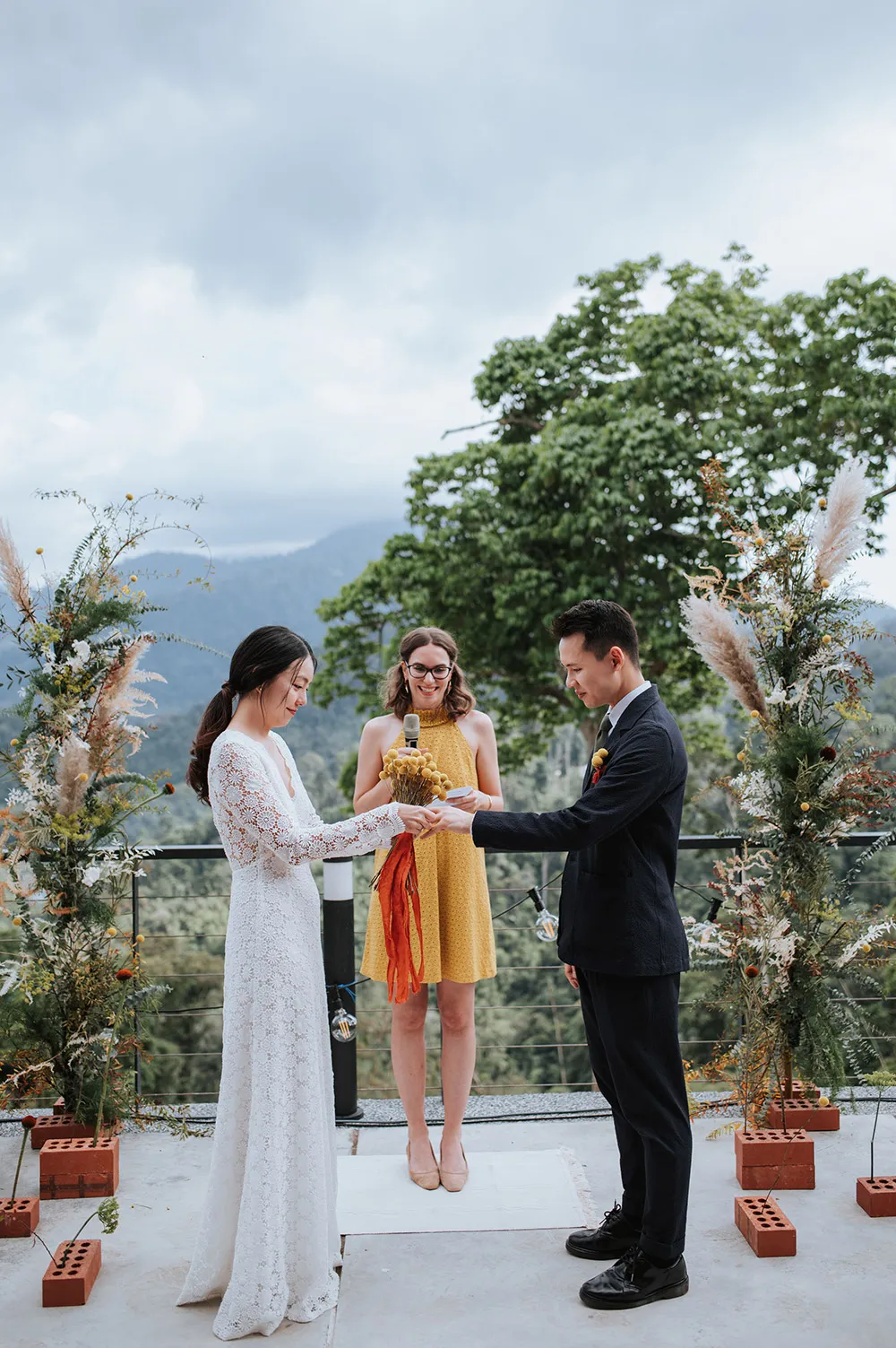 Photo by Zach Chin of Munkeat Studio. theweddingnotebook.com