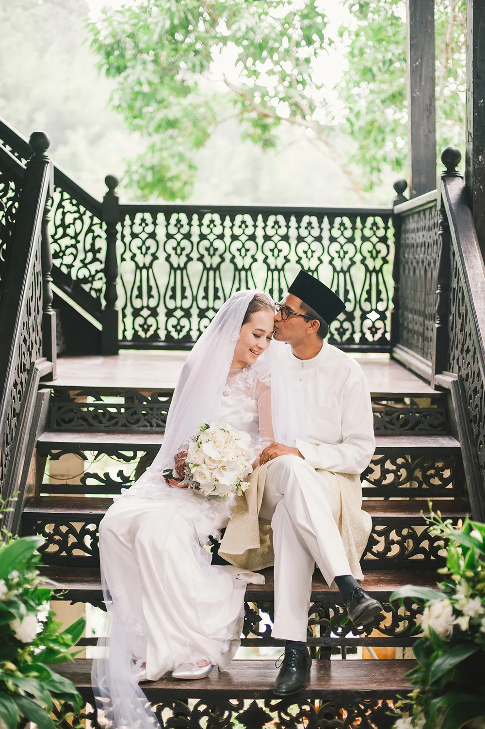 Photo by Munkeat Photography. theweddingnotebook.com