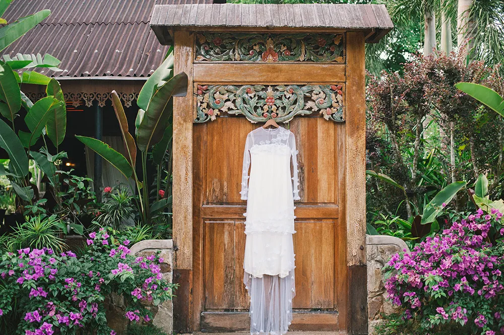 Photo by Munkeat Photography. theweddingnotebook.com