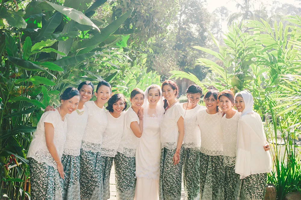 Photo by Munkeat Photography. theweddingnotebook.com