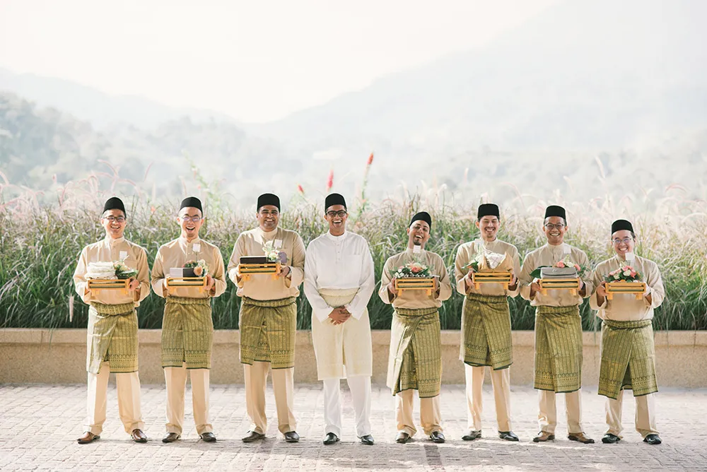 Photo by Munkeat Photography. theweddingnotebook.com