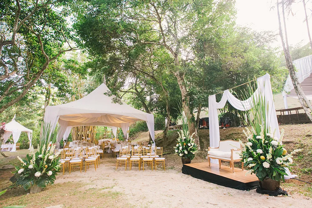 Photo by Munkeat Photography. theweddingnotebook.com