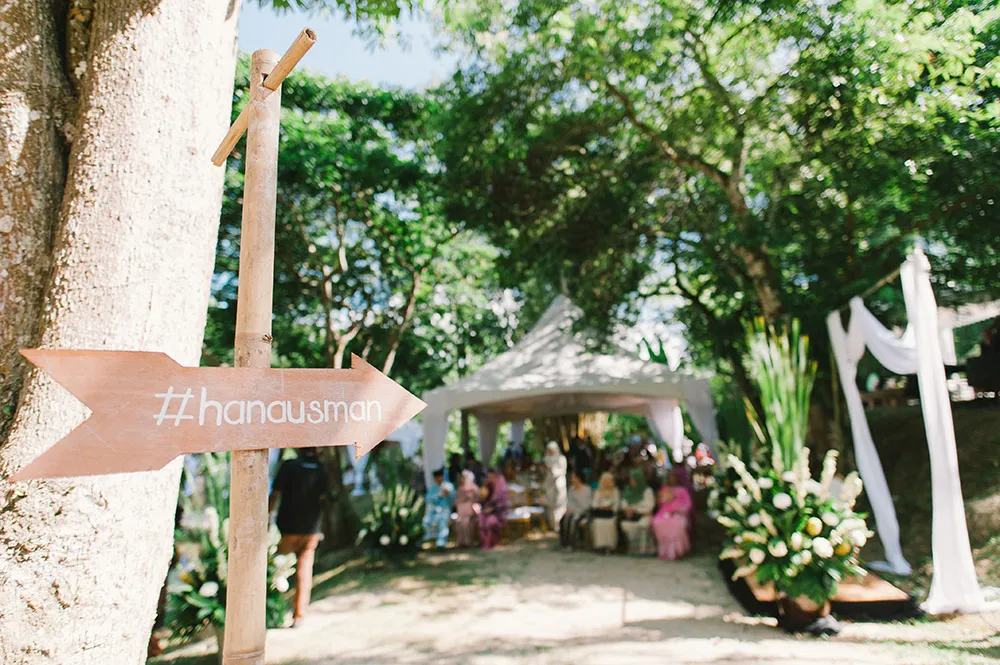 Photo by Munkeat Photography. theweddingnotebook.com