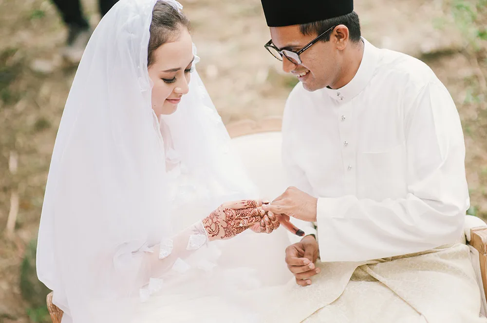 Photo by Munkeat Photography. theweddingnotebook.com