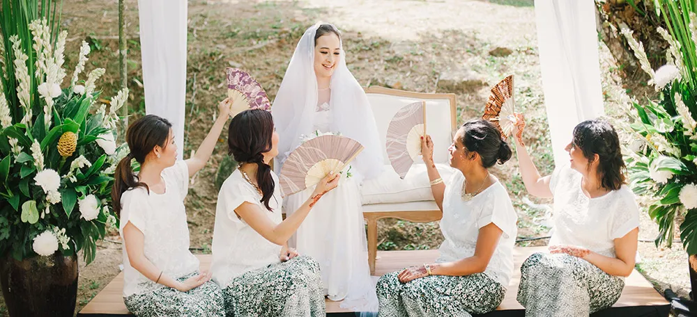 Photo by Munkeat Photography. theweddingnotebook.com