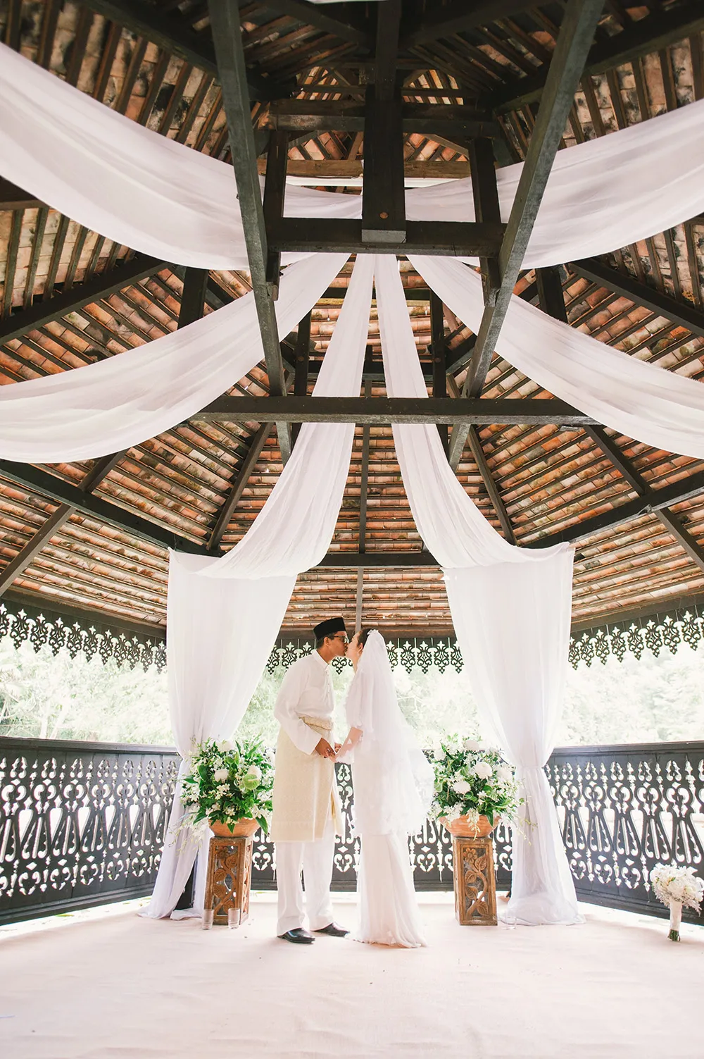 Photo by Munkeat Photography. theweddingnotebook.com