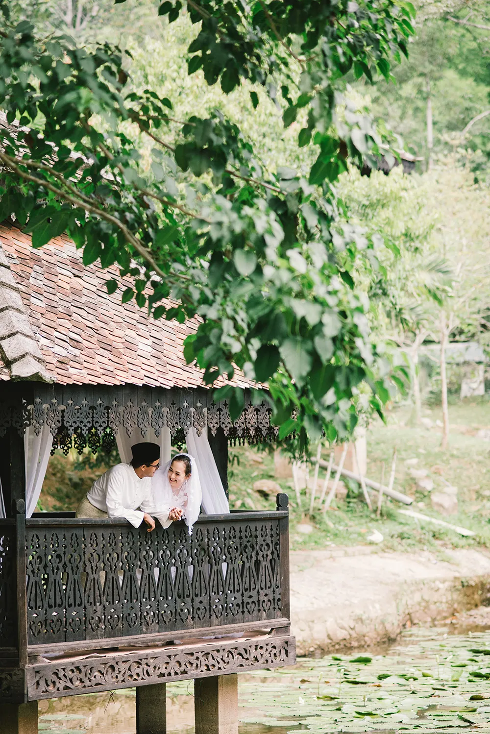 Photo by Munkeat Photography. theweddingnotebook.com