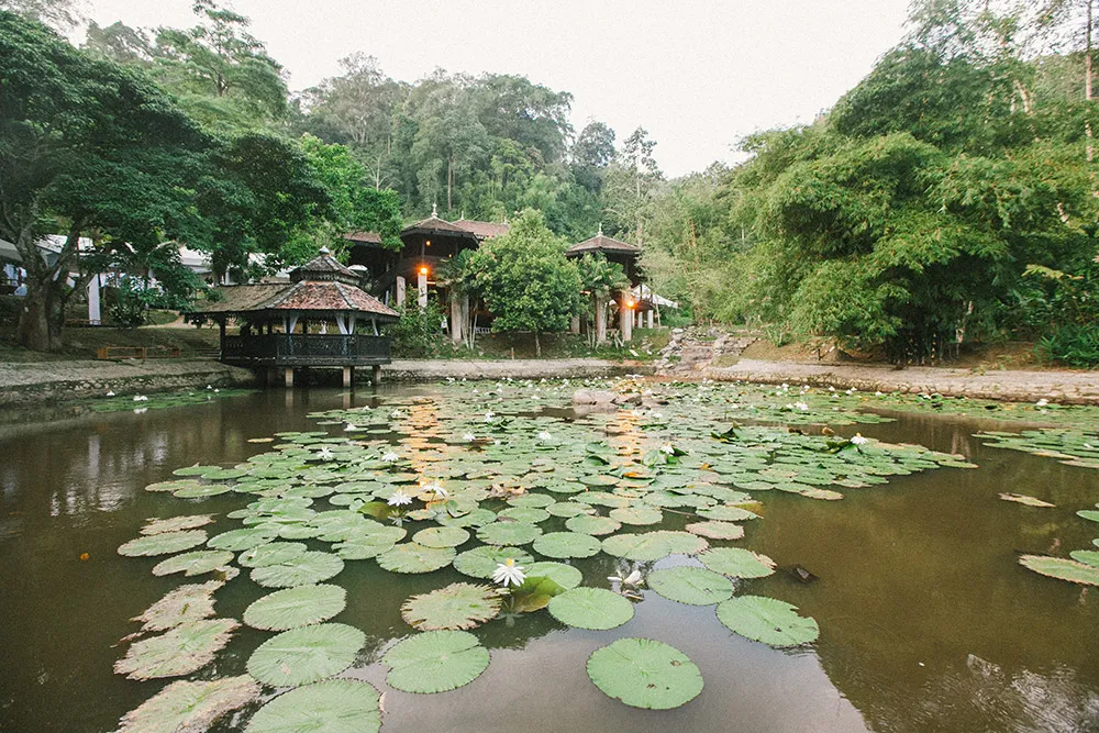 Photo by Munkeat Photography. theweddingnotebook.com