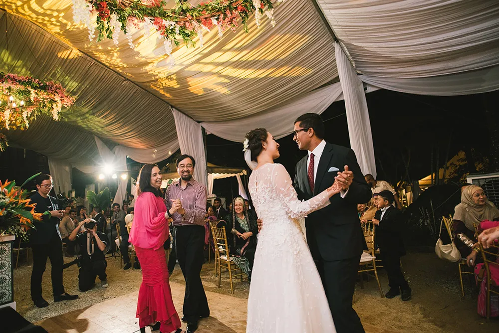 Photo by Munkeat Photography. theweddingnotebook.com