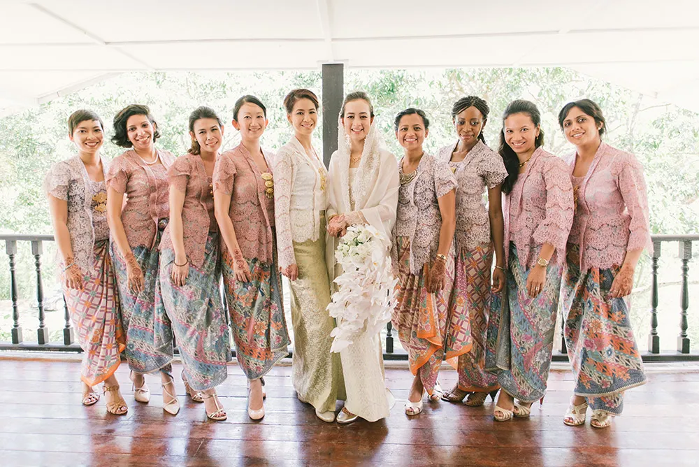 Photo by Munkeat Photography. theweddingnotebook.com