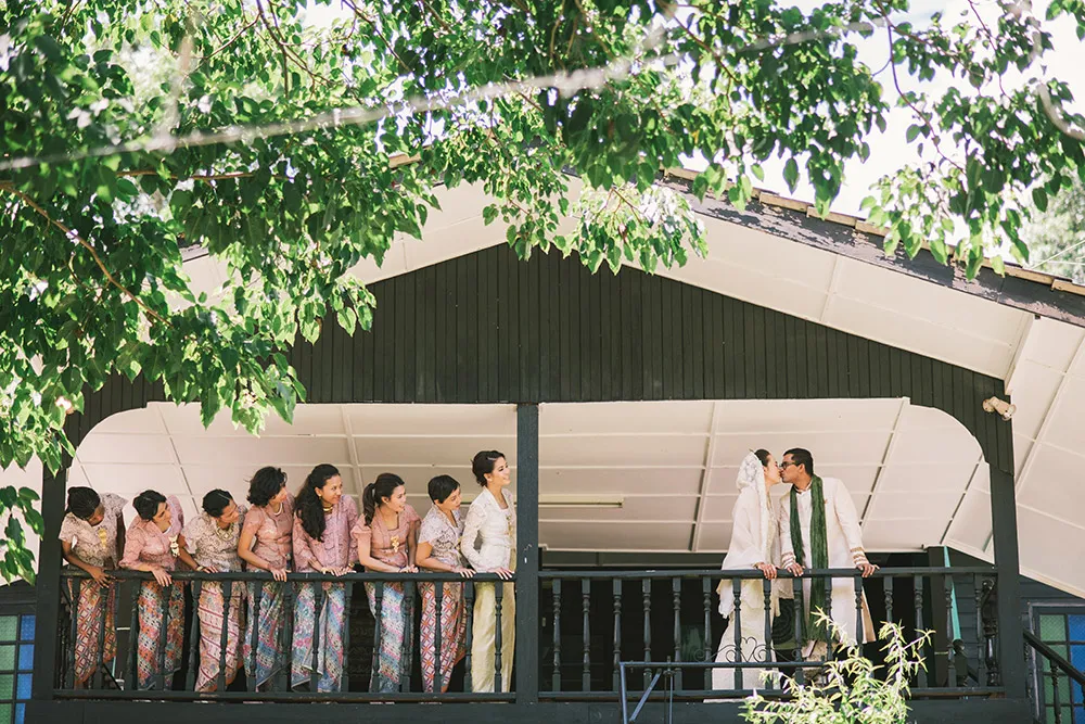 Photo by Munkeat Photography. theweddingnotebook.com