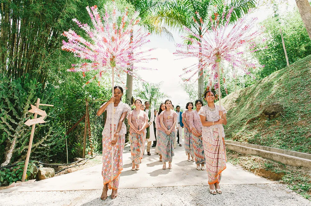 Photo by Munkeat Photography. theweddingnotebook.com