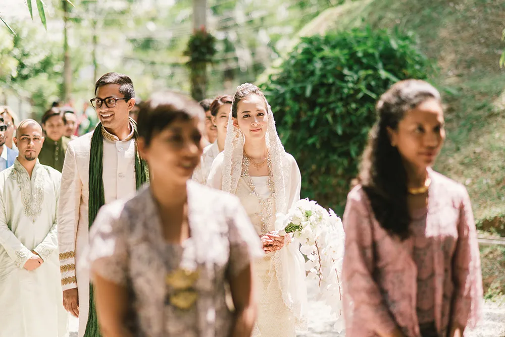 Photo by Munkeat Photography. theweddingnotebook.com