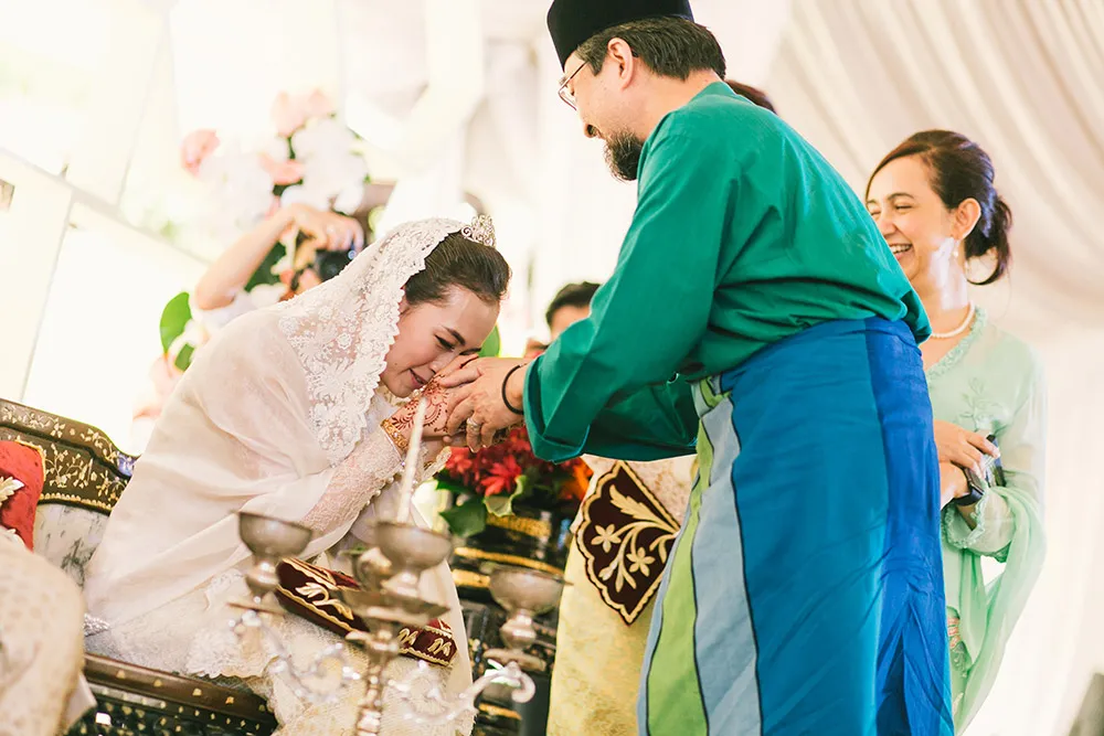 Photo by Munkeat Photography. theweddingnotebook.com