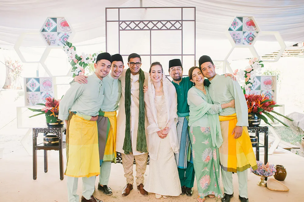 Photo by Munkeat Photography. theweddingnotebook.com