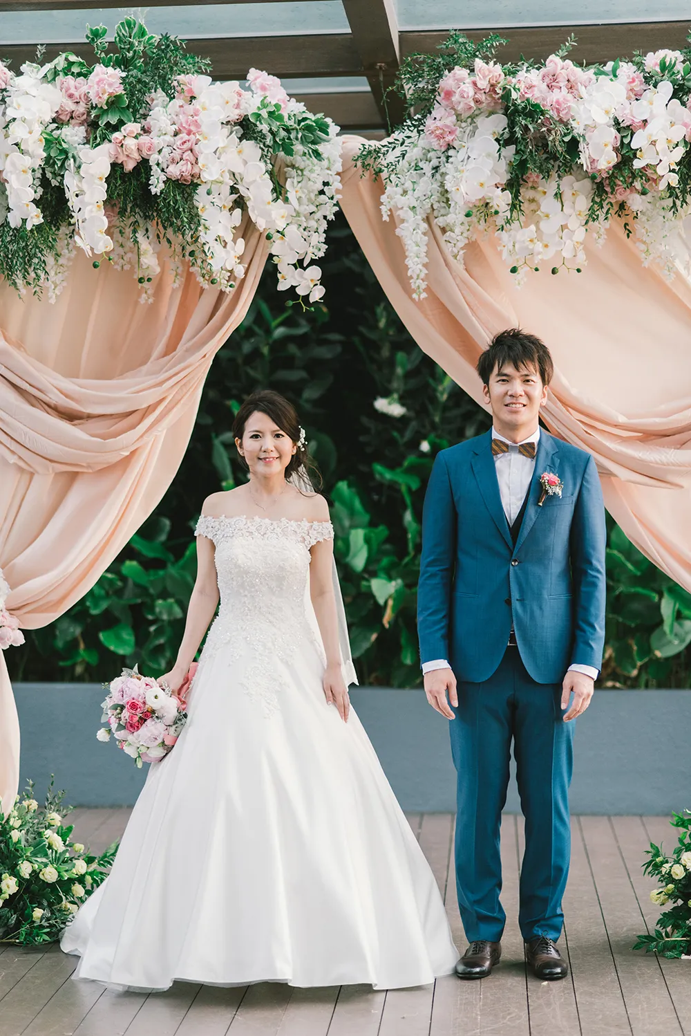 Photo by Munkeat Photography. theweddingnotebook.com