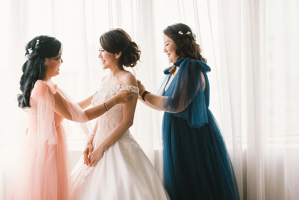 Photo by Munkeat Photography. theweddingnotebook.com