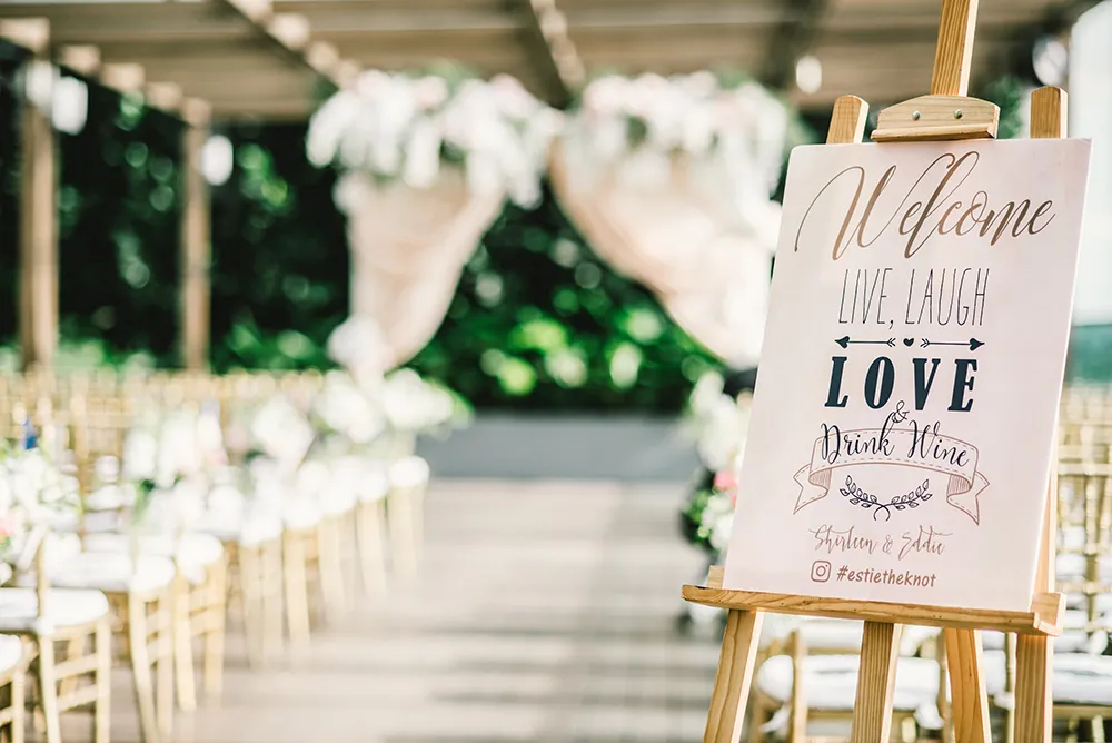 Photo by Munkeat Photography. theweddingnotebook.com