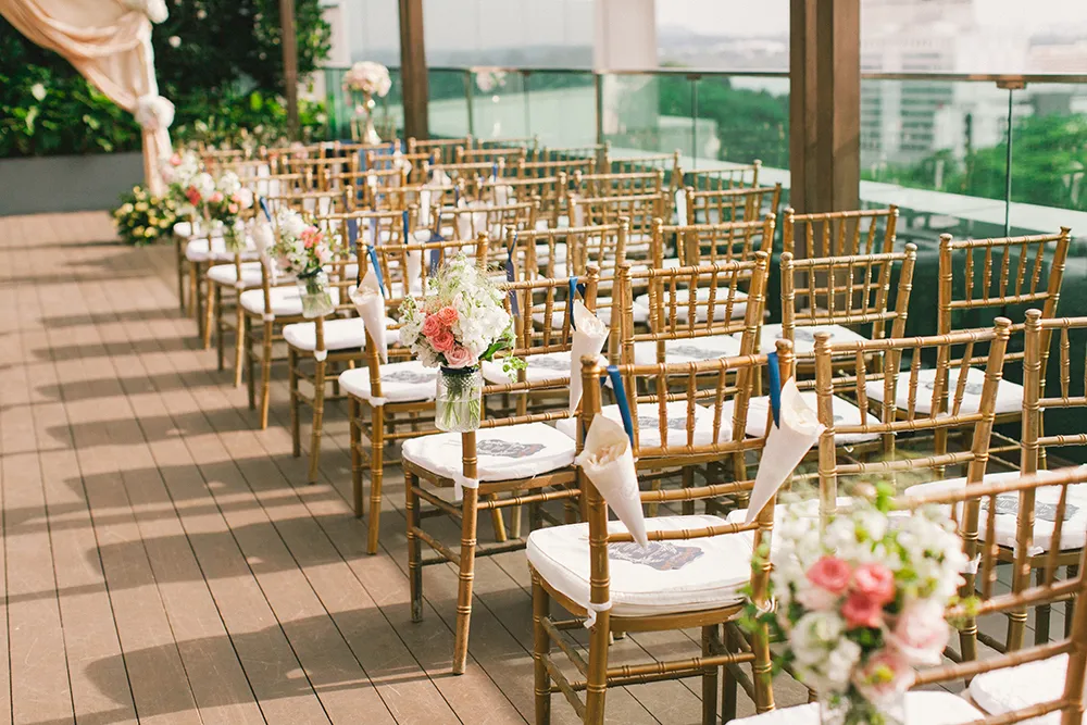 Photo by Munkeat Photography. theweddingnotebook.com