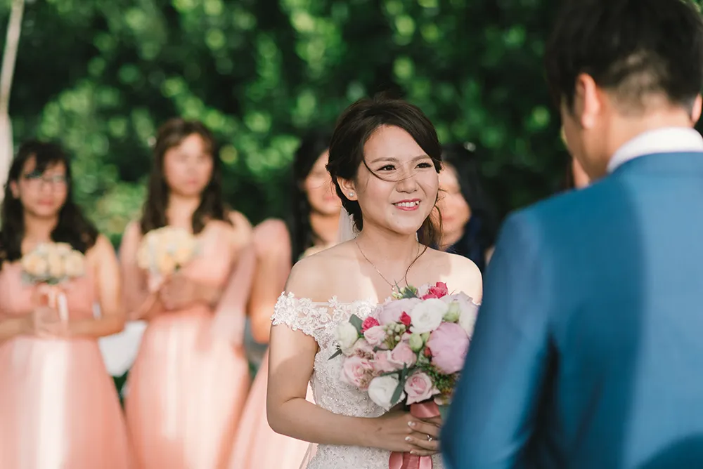 Photo by Munkeat Photography. theweddingnotebook.com