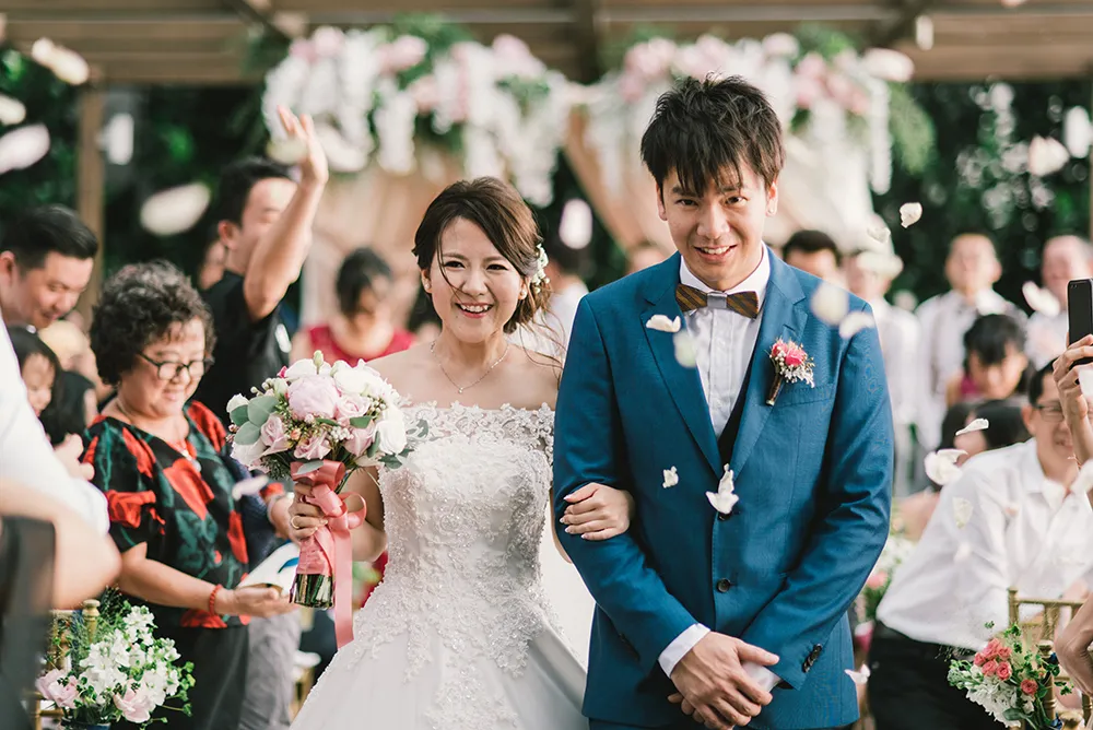 Photo by Munkeat Photography. theweddingnotebook.com