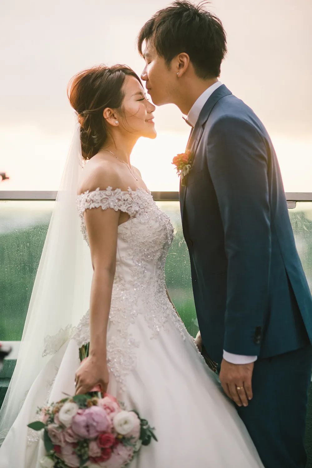 Photo by Munkeat Photography. theweddingnotebook.com