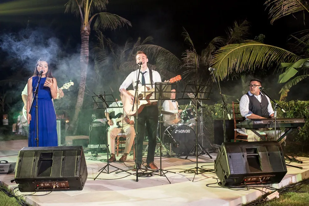 Photo by Iwan Photography. theweddingnotebook.com