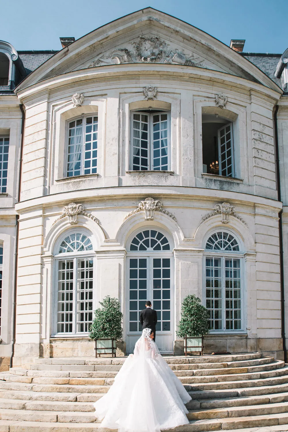 Photo by Ben Yew Photography. theweddingnotebook.com