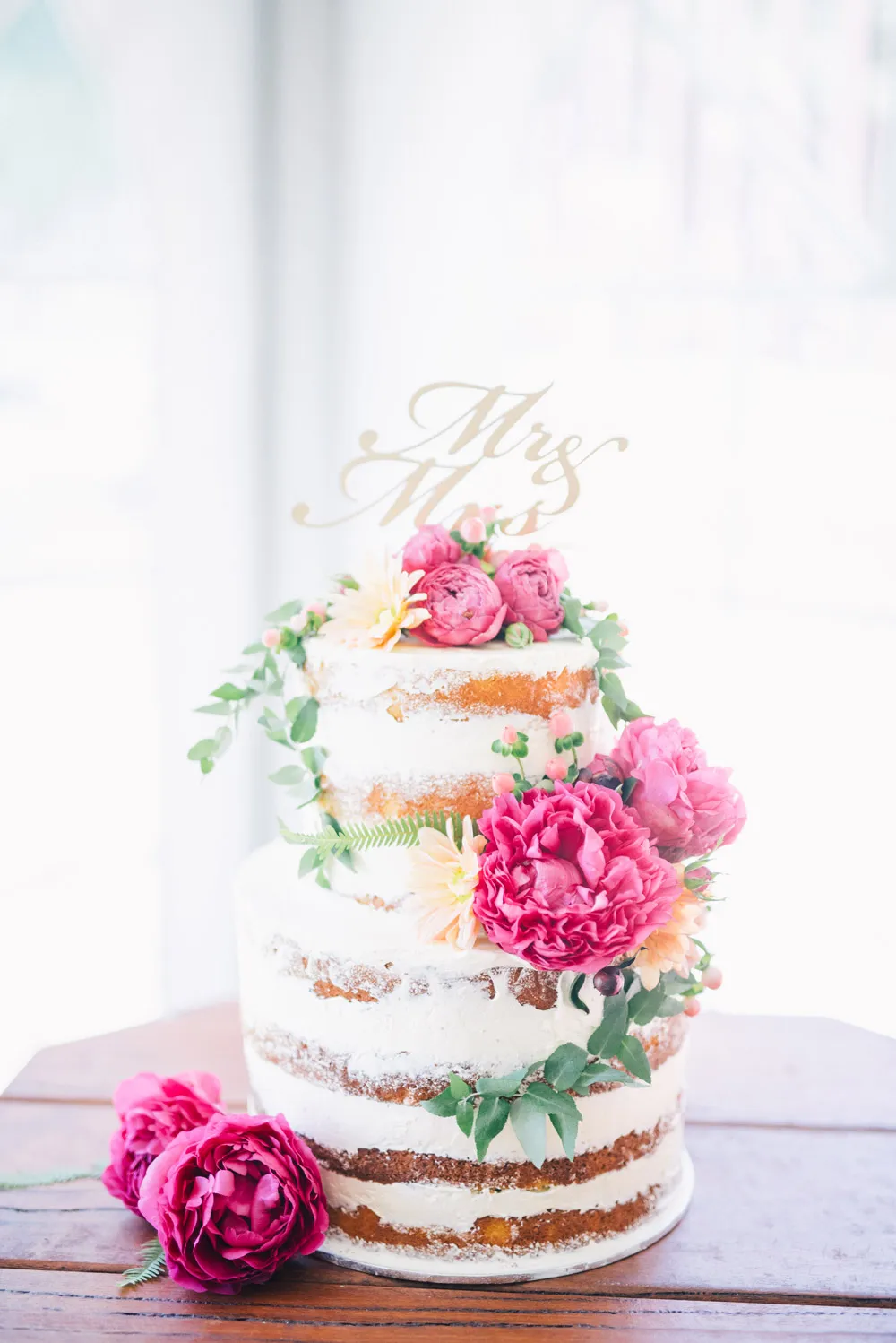 Naked wedding cake. Ben Yew Photography. theweddingnotebook.com