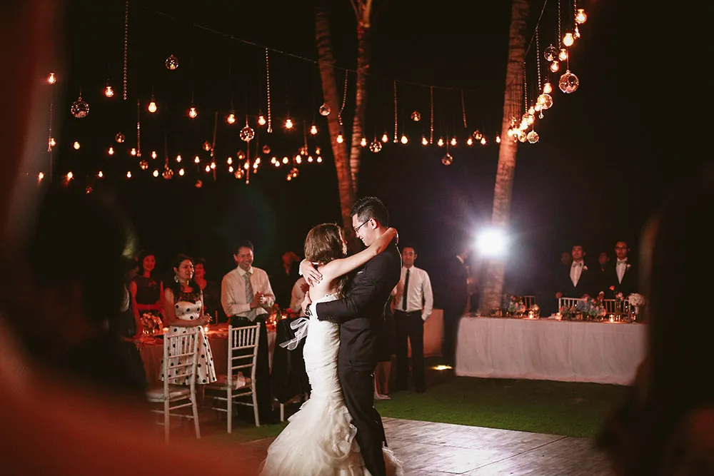 Photo by Maxtu Photography. theweddingnotebook.com