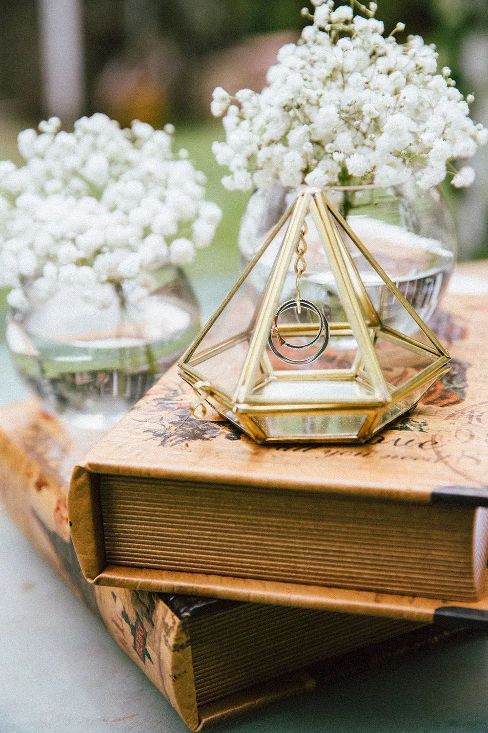 Photo by AndroidsinBoots Photography. theweddingnotebook.com