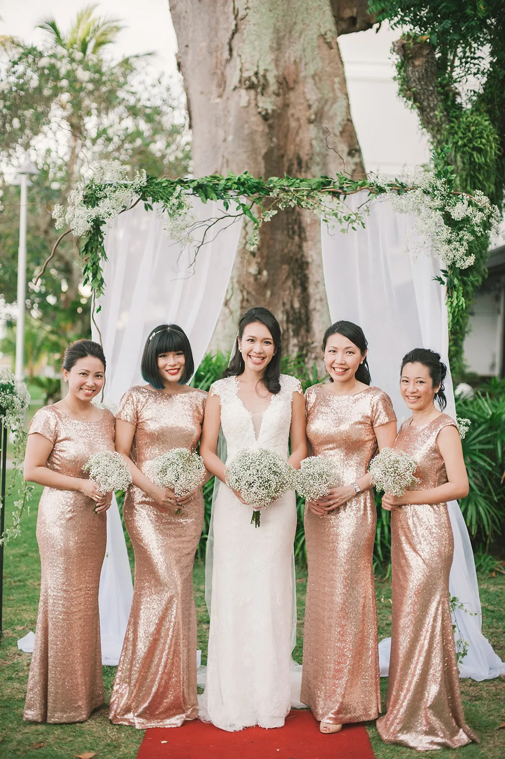 Bridesmaids in rose gold. Munkeat Photography. theweddingnotebook.com