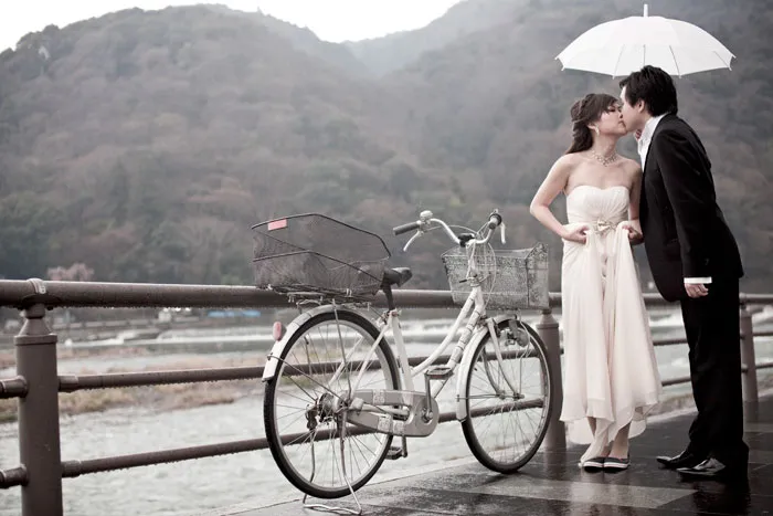 © Eyeshot Studio Photography. Pre-wedding photos at Togetsukyo Bridge at Arashimaya, Kyoto