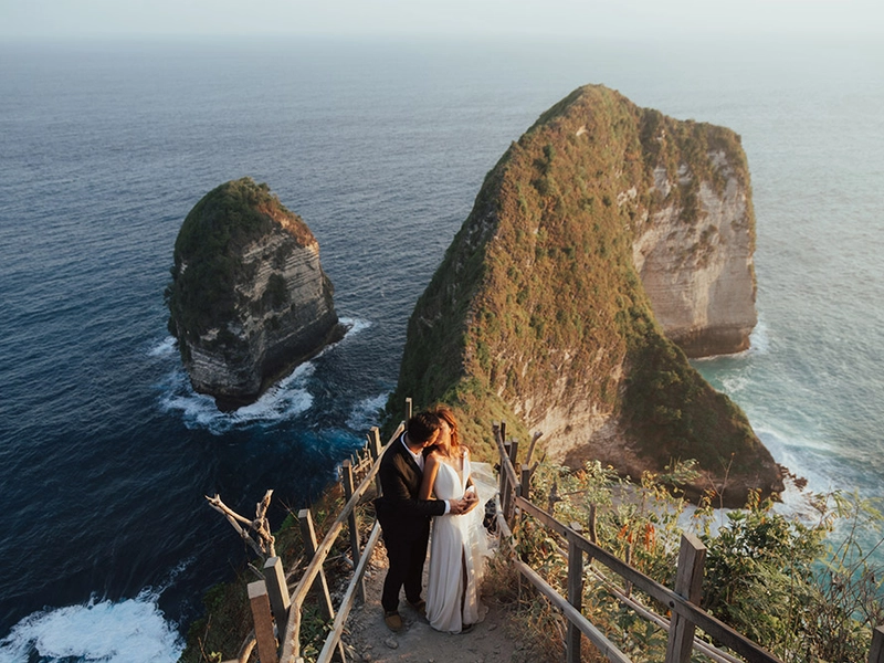 Adventurous, Nature-Filled Seaside Bridal Portraits at Nusa Penida
