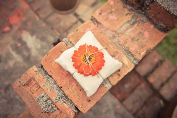 Wedding band pillow. Andrew Yep Photographie. theweddingnotebook.com