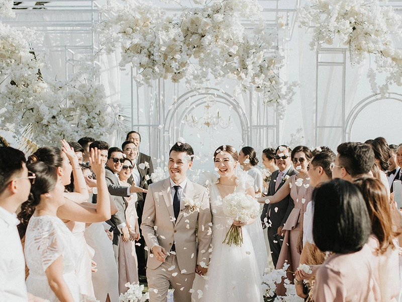 An All-White Dreamy Cliff-Top Garden Wedding at Khayangan Estate, Uluwatu
